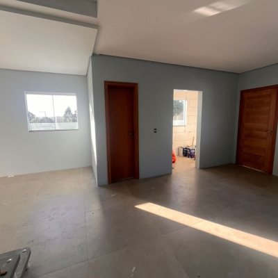 Sobrado Residencial com 108m², 3 quartos (sendo 1 suíte), 2 garagens, no bairro São João Do Rio Vermelho em Florianópolis