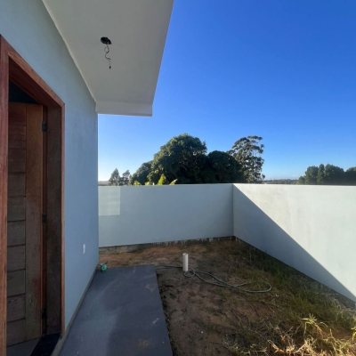 Sobrado Residencial com 108m², 3 quartos (sendo 1 suíte), 2 garagens, no bairro São João Do Rio Vermelho em Florianópolis