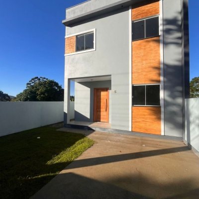 Sobrado Residencial com 108m², 3 quartos (sendo 1 suíte), 2 garagens, no bairro São João Do Rio Vermelho em Florianópolis