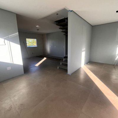 Sobrado Residencial com 108m², 3 quartos (sendo 1 suíte), 2 garagens, no bairro São João Do Rio Vermelho em Florianópolis