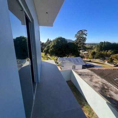 Sobrado Residencial com 108m², 3 quartos (sendo 1 suíte), 2 garagens, no bairro São João Do Rio Vermelho em Florianópolis