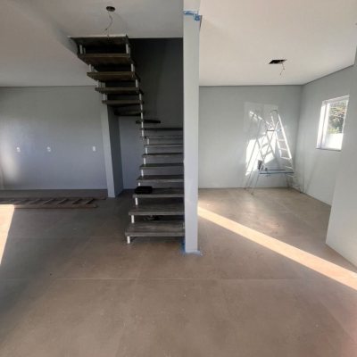 Sobrado Residencial com 108m², 3 quartos (sendo 1 suíte), 2 garagens, no bairro São João Do Rio Vermelho em Florianópolis