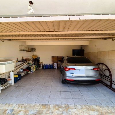 Casa Residencial com 230m², 4 quartos (sendo 2 suítes), 2 garagens, no bairro Agronômica em Florianópolis