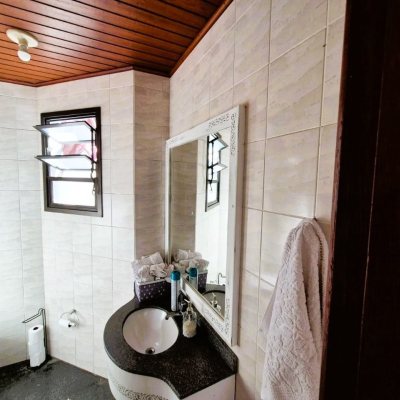 Casa Residencial com 230m², 4 quartos (sendo 2 suítes), 2 garagens, no bairro Agronômica em Florianópolis