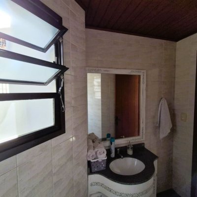 Casa Residencial com 230m², 4 quartos (sendo 2 suítes), 2 garagens, no bairro Agronômica em Florianópolis