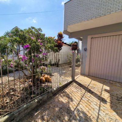 Casa Residencial com 230m², 4 quartos (sendo 2 suítes), 2 garagens, no bairro Agronômica em Florianópolis
