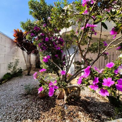 Casa Residencial com 230m², 4 quartos (sendo 2 suítes), 2 garagens, no bairro Agronômica em Florianópolis