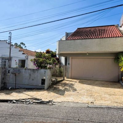 Casa Residencial com 230m², 4 quartos (sendo 2 suítes), 2 garagens, no bairro Agronômica em Florianópolis