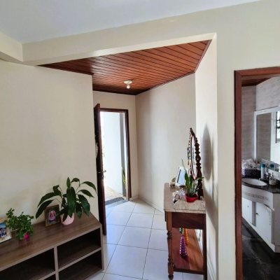 Casa Residencial com 230m², 4 quartos (sendo 2 suítes), 2 garagens, no bairro Agronômica em Florianópolis