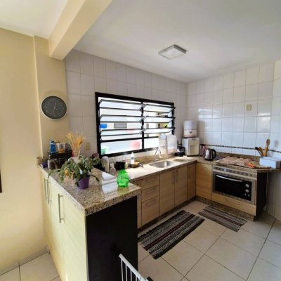 Casa Residencial com 230m², 4 quartos (sendo 2 suítes), 2 garagens, no bairro Agronômica em Florianópolis