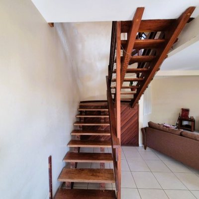 Casa Residencial com 230m², 4 quartos (sendo 2 suítes), 2 garagens, no bairro Agronômica em Florianópolis