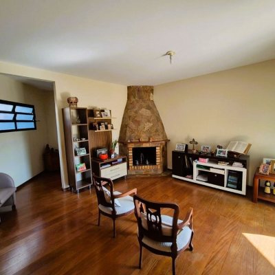 Casa Residencial com 230m², 4 quartos (sendo 2 suítes), 2 garagens, no bairro Agronômica em Florianópolis