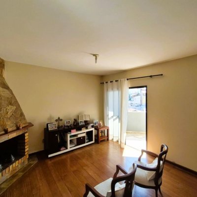 Casa Residencial com 230m², 4 quartos (sendo 2 suítes), 2 garagens, no bairro Agronômica em Florianópolis