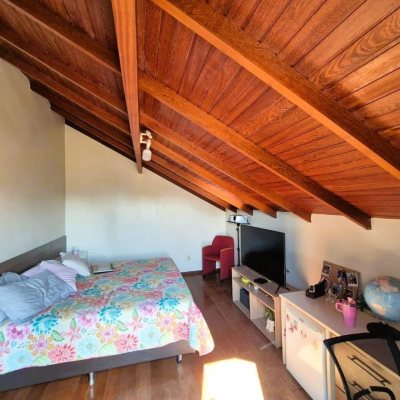 Casa Residencial com 230m², 4 quartos (sendo 2 suítes), 2 garagens, no bairro Agronômica em Florianópolis