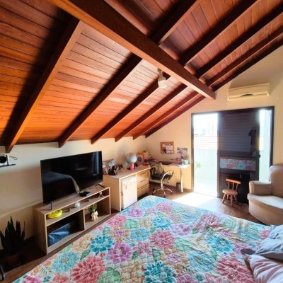 Casa Residencial com 230m², 4 quartos (sendo 2 suítes), 2 garagens, no bairro Agronômica em Florianópolis
