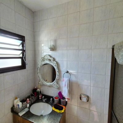 Casa Residencial com 230m², 4 quartos (sendo 2 suítes), 2 garagens, no bairro Agronômica em Florianópolis