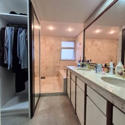Apartamentos com 224m², 4 quartos (sendo 2 suítes), 2 garagens, no bairro Centro em Florianópolis