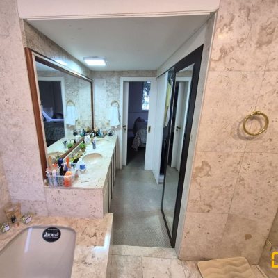 Apartamentos com 224m², 4 quartos (sendo 2 suítes), 2 garagens, no bairro Centro em Florianópolis