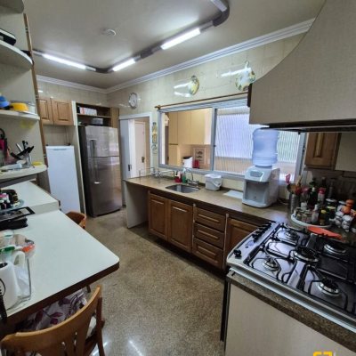 Apartamentos com 224m², 4 quartos (sendo 2 suítes), 2 garagens, no bairro Centro em Florianópolis