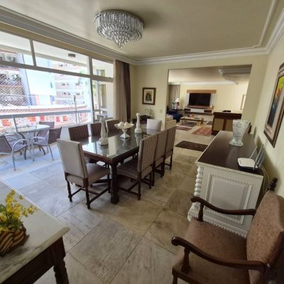 Apartamentos com 224m², 4 quartos (sendo 2 suítes), 2 garagens, no bairro Centro em Florianópolis