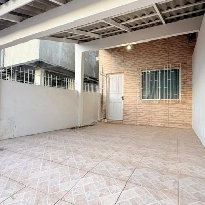 Sobrado Residencial com 76m², 4 quartos, 1 garagem, no bairro Ingleses do Rio Vermelho em Florianópolis