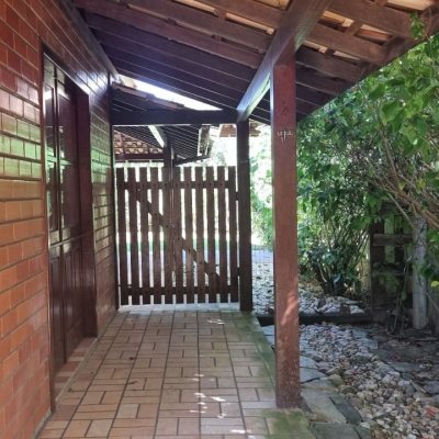 Casa Residencial com 154m², 3 quartos, 2 garagens, no bairro Rio Tavares em Florianópolis