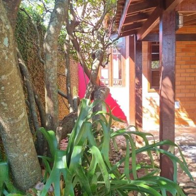 Casa Residencial com 154m², 3 quartos, 2 garagens, no bairro Rio Tavares em Florianópolis