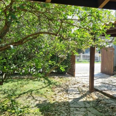 Casa Residencial com 154m², 3 quartos, 2 garagens, no bairro Rio Tavares em Florianópolis