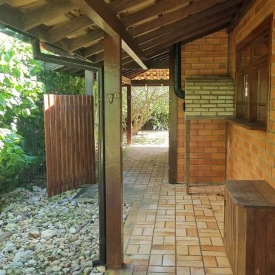 Casa Residencial com 154m², 3 quartos, 2 garagens, no bairro Rio Tavares em Florianópolis