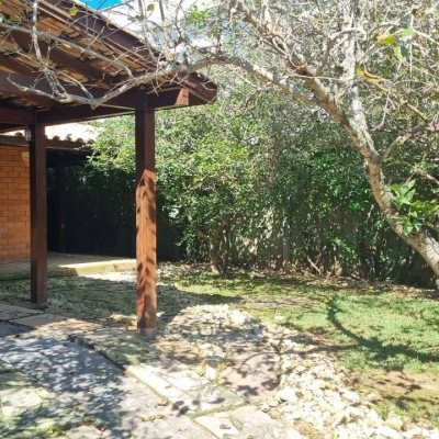 Casa Residencial com 154m², 3 quartos, 2 garagens, no bairro Rio Tavares em Florianópolis