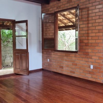 Casa Residencial com 154m², 3 quartos, 2 garagens, no bairro Rio Tavares em Florianópolis