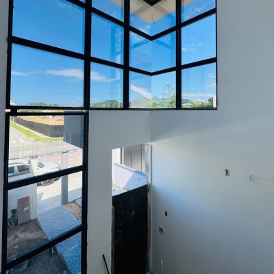 Casa Residencial com 157m², 3 quartos (sendo 3 suítes), 2 garagens, no bairro Campeche em Florianópolis