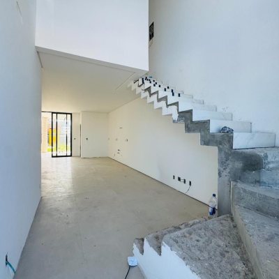 Casa Residencial com 157m², 3 quartos (sendo 3 suítes), 2 garagens, no bairro Campeche em Florianópolis