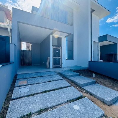 Casa Residencial com 157m², 3 quartos (sendo 3 suítes), 2 garagens, no bairro Campeche em Florianópolis