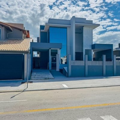 Casa Residencial com 157m², 3 quartos (sendo 3 suítes), 2 garagens, no bairro Campeche em Florianópolis