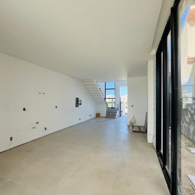 Casa Residencial com 157m², 3 quartos (sendo 3 suítes), 2 garagens, no bairro Campeche em Florianópolis