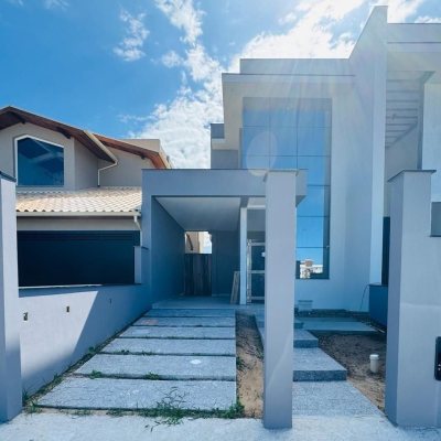 Casa Residencial com 157m², 3 quartos (sendo 3 suítes), 2 garagens, no bairro Campeche em Florianópolis