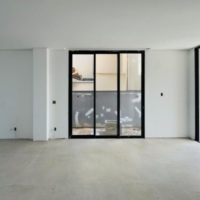 Casa Residencial com 157m², 3 quartos (sendo 3 suítes), 2 garagens, no bairro Campeche em Florianópolis