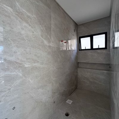 Casa Residencial com 157m², 3 quartos (sendo 3 suítes), 2 garagens, no bairro Campeche em Florianópolis