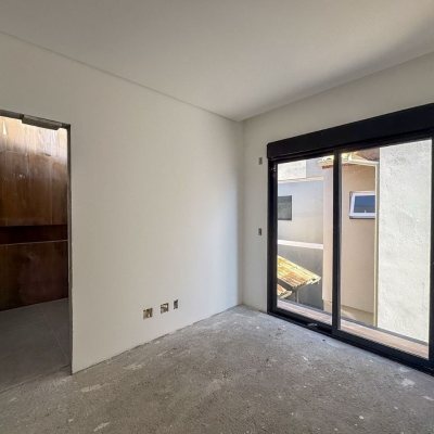 Casa Residencial com 157m², 3 quartos (sendo 3 suítes), 2 garagens, no bairro Campeche em Florianópolis