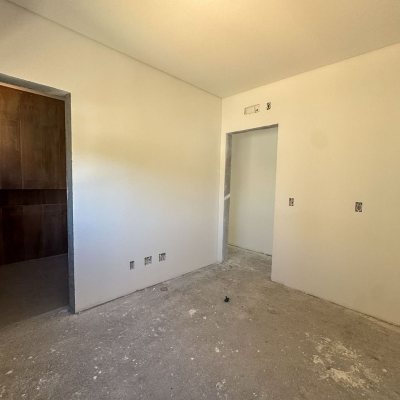 Casa Residencial com 157m², 3 quartos (sendo 3 suítes), 2 garagens, no bairro Campeche em Florianópolis