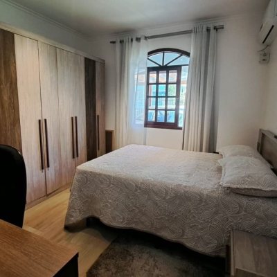 Casa Residencial com 158m², 3 quartos (sendo 1 suíte), 3 garagens, no bairro Nossa Senhora Do Rosário em São José