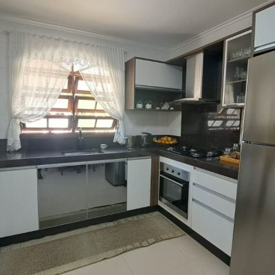 Casa Residencial com 158m², 3 quartos (sendo 1 suíte), 3 garagens, no bairro Nossa Senhora Do Rosário em São José