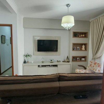Casa Residencial com 158m², 3 quartos (sendo 1 suíte), 3 garagens, no bairro Nossa Senhora Do Rosário em São José