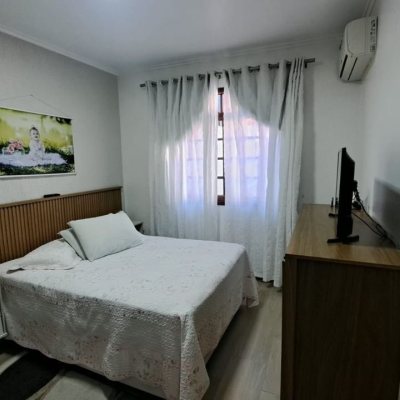 Casa Residencial com 158m², 3 quartos (sendo 1 suíte), 3 garagens, no bairro Nossa Senhora Do Rosário em São José