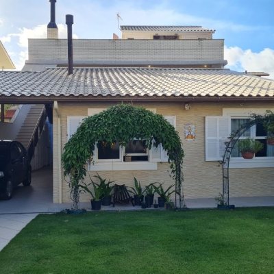 Casa Residencial com 305m², 3 quartos (sendo 3 suítes), 3 garagens, no bairro Pântano Do Sul em Florianópolis