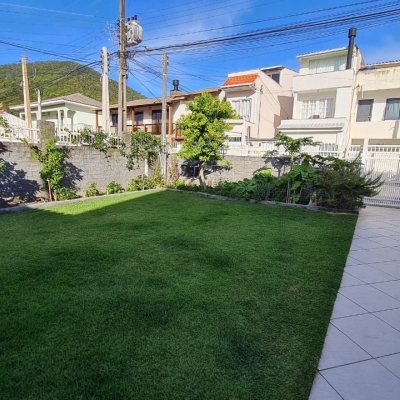Casa Residencial com 305m², 3 quartos (sendo 3 suítes), 3 garagens, no bairro Pântano Do Sul em Florianópolis