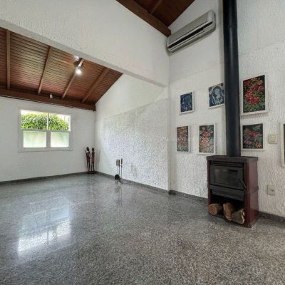 Casa Residencial com 305m², 3 quartos (sendo 3 suítes), 3 garagens, no bairro Pântano Do Sul em Florianópolis