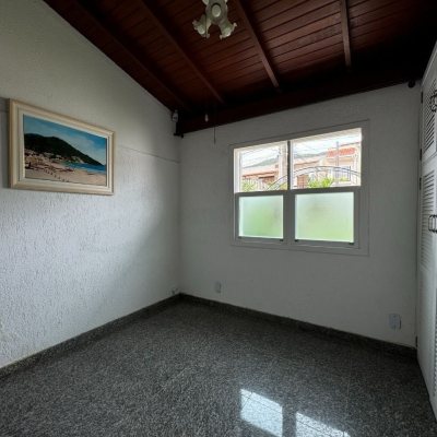 Casa Residencial com 305m², 3 quartos (sendo 3 suítes), 3 garagens, no bairro Pântano Do Sul em Florianópolis