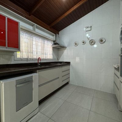 Casa Residencial com 305m², 3 quartos (sendo 3 suítes), 3 garagens, no bairro Pântano Do Sul em Florianópolis